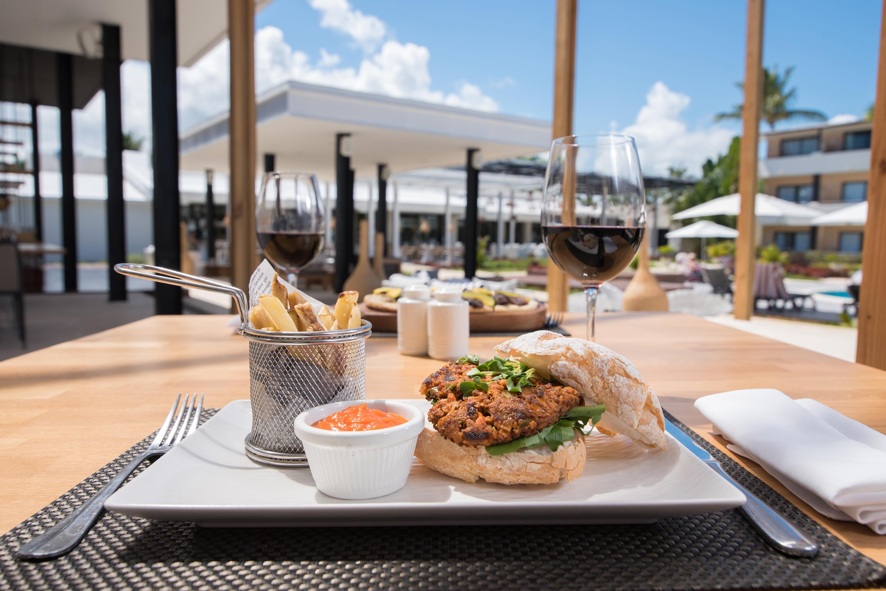 Catalonia Royal Bavaro (Adults Only) Πούντα Κάνα Εξωτερικό φωτογραφία A gourmet burger at the resort