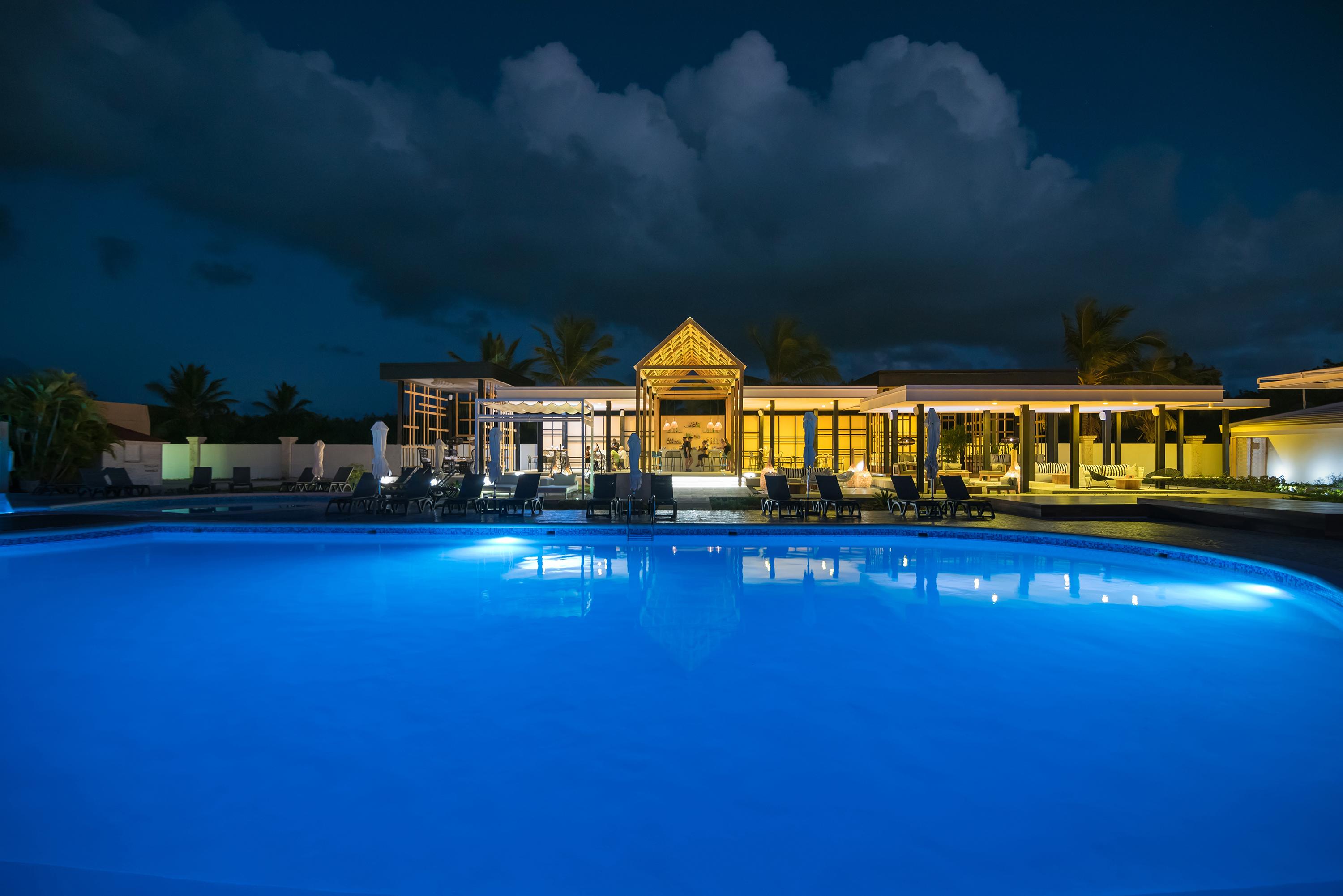 Catalonia Royal Bavaro (Adults Only) Πούντα Κάνα Εξωτερικό φωτογραφία The resort at night