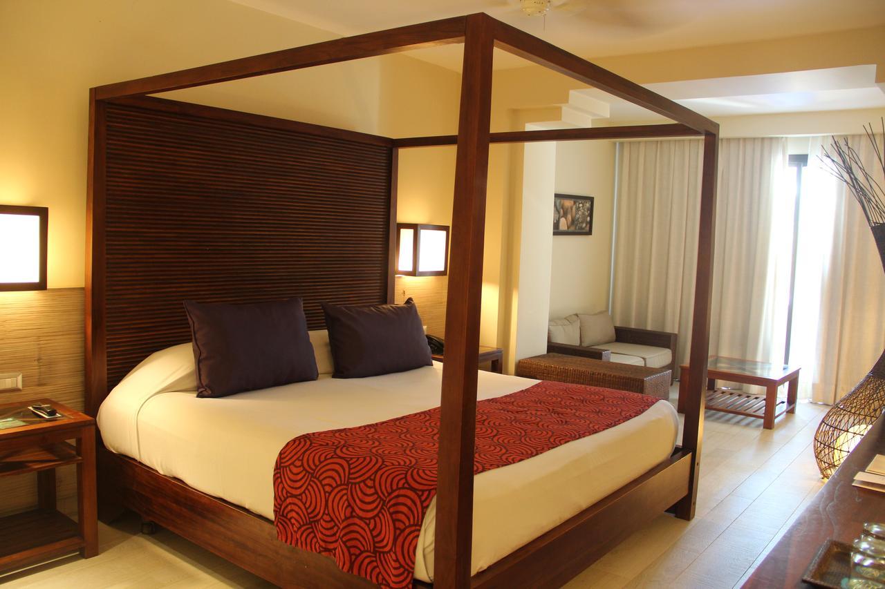 Catalonia Royal Bavaro (Adults Only) Πούντα Κάνα Εξωτερικό φωτογραφία A four-poster bed